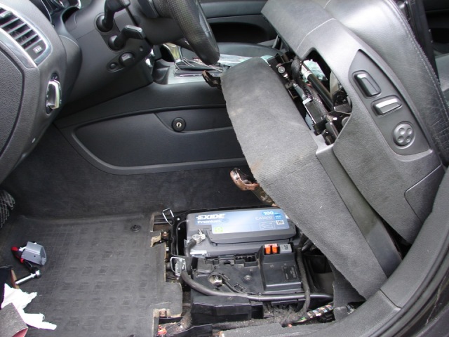 Расположение аккумулятора в Audi Q7